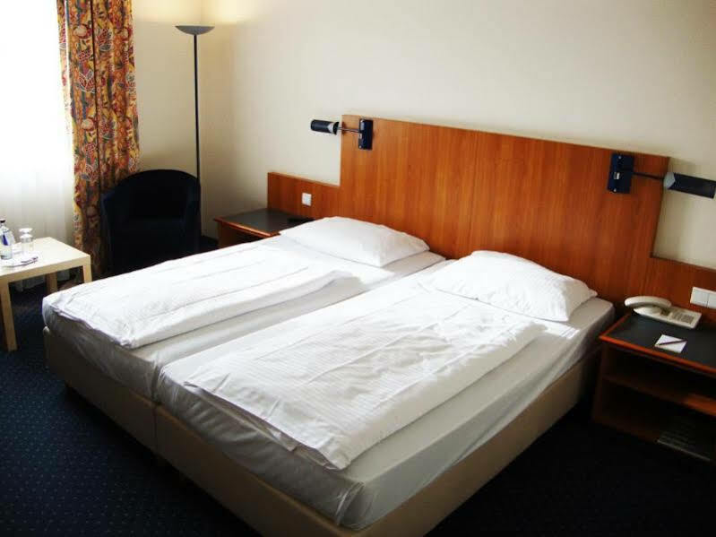 Plaza Hotel Hanau Esterno foto