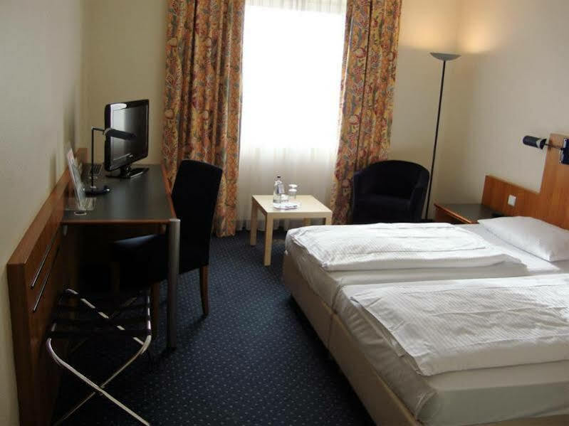 Plaza Hotel Hanau Esterno foto